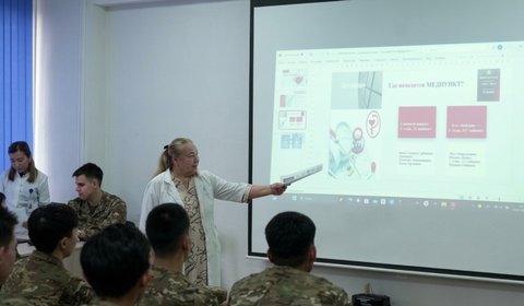 IITU-да студенттерге арналған ақпараттық апталық аясында «Университетте алғашқы медициналық-санитарлық көмекті (АМСК) ұйымдастыру, емханаға тіркелу және маусымдық жұқпалы аурулардың алдын алу» тақырыбында түсіндіру іс-шаралары өткізілді.